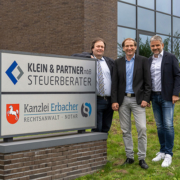 Steuerberater Michael Klein, Rüdiger Klein und Rechtsanwalt und Notar Sascha Erbacher teilen sich eine Büroetage und arbeiten zum Wohle der Mandanten zusammen.
