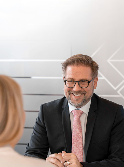 Steuerberater Ole Schnau während einem Gespräch