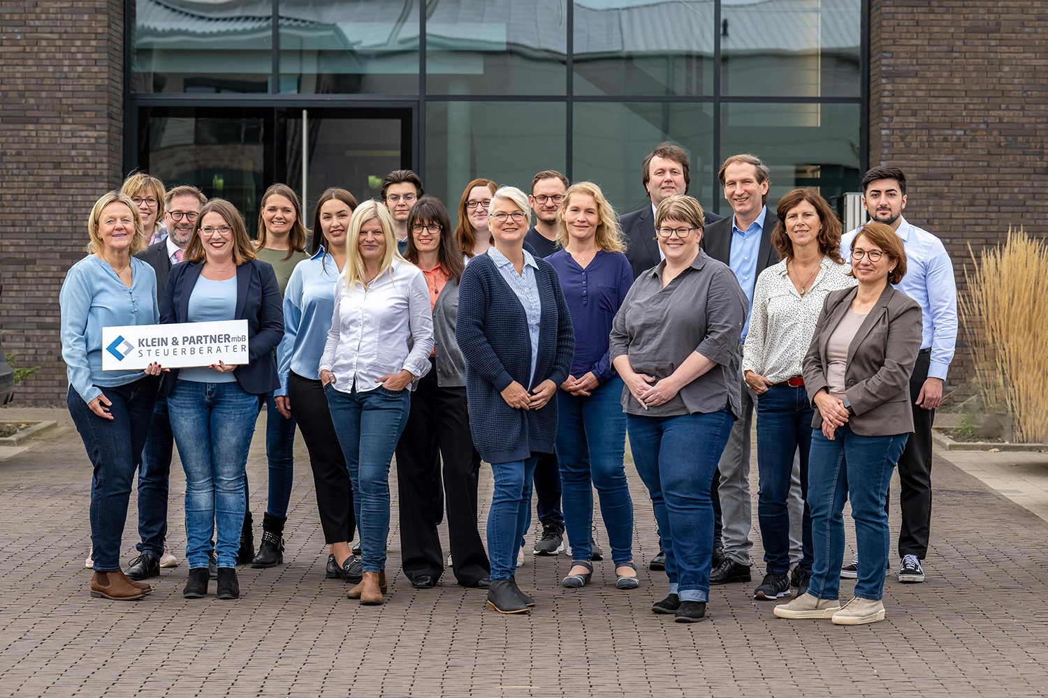 Das Team der Klein & Partner Steuerberatung mbB vor dem Gebäude der Kanzlei.