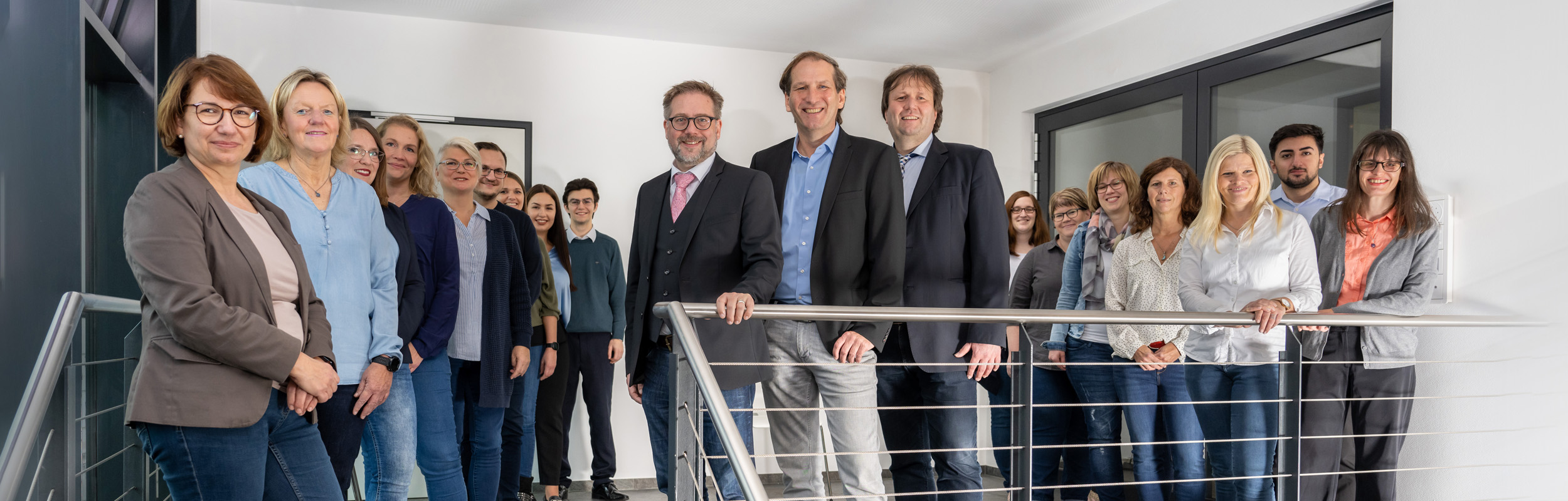 Ein Gruppenbild mit allen Mitarbeitern der Kanzlei. Im Vordergrund stehen Steuerberater Michael Klein, Rüdiger Klein und Rechtsanwalt und Notar Sascha Erbacher.